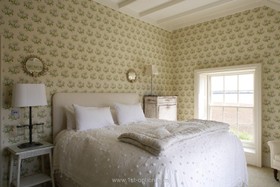 Bazeley House - bedroom,wallpaper,period