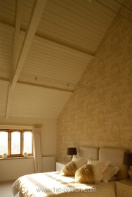 Coombe Farm - bedroom,wallpaper,floor - carpet,floor - light