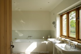 Coombe Farm - bathroom