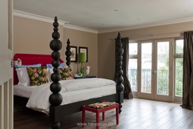 Craft House - bedroom,dark colours,floor - light,floor - wooden,modern