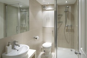 Hampton Lodge - modern,shower