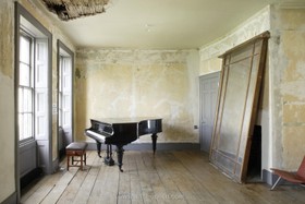 Henry VIII Boathouse - mirror,piano,distressed walls
