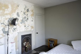Henry VIII Boathouse - bedroom,floor - wooden,distressed walls,fireplace,floor - dark