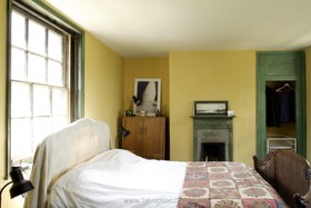 Henry VIII Boathouse - antique bed,bright colours,fireplace