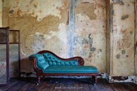 The House - chaise longue,distressed walls