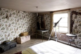 Jubilee Tavern - bedroom,wallpaper,distressed walls