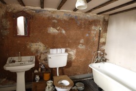 Jubilee Tavern - bath -  roll top,bathroom,derelict,distressed walls