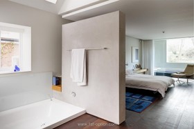 Line House - modern,bathroom,floor - wooden,floor - dark