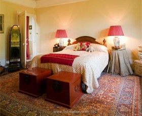 The Oval - bedroom,bright colours,floor - carpet,floor - dark,period