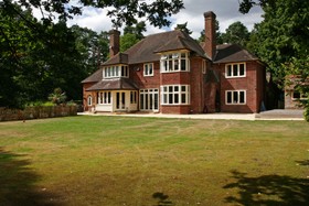 Pinewood House - 