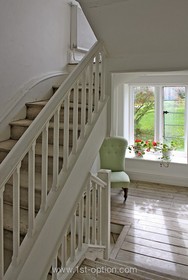 Shackleton - floor - light,floor - wooden,period,staircase