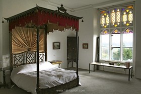 Shackleton - antique bed,bedroom,floor - carpet,floor - light,period