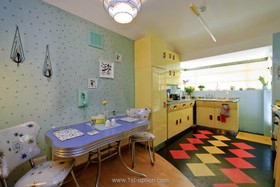 Sputnik - bright colours,floor - dark,kitchen,period,retro/vintage,wallpaper