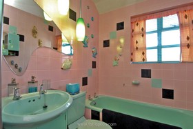 Sputnik - bathroom,bright colours,mirror,retro/vintage
