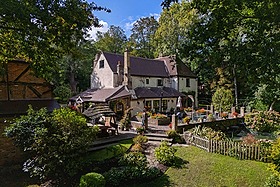 Stanmore Manor -  wooden beams - cover