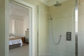 Streatham - modern,shower