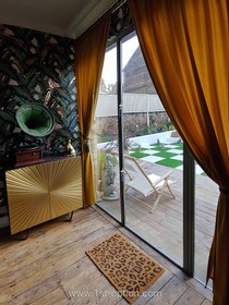 Wonderland - bedroom,dark colours