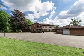 Harley - mansion villa shoot location photo studio filming house family home swimming pool luxury homes opulent modern contemporary - thumbnail