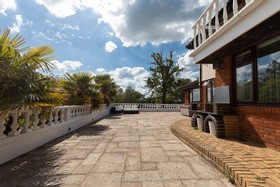 Harley - mansion villa shoot location photo studio filming house family home swimming pool luxury homes opulent modern contemporary - thumbnail