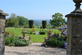 Henley House - Elizabethan manor house - thumbnail