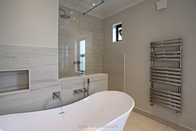 Hyde - roll top bath breakfast bar kitchen island skylight patio landscaped garden sliding doors modern renovated porcelain tile - thumbnail